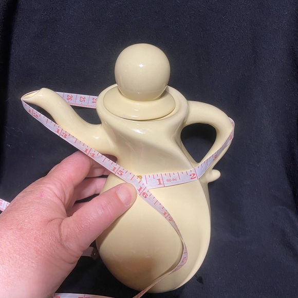 Teapot Retro vintage, cheeky, dancing, butter yellow teapot - Picture 15 of 16